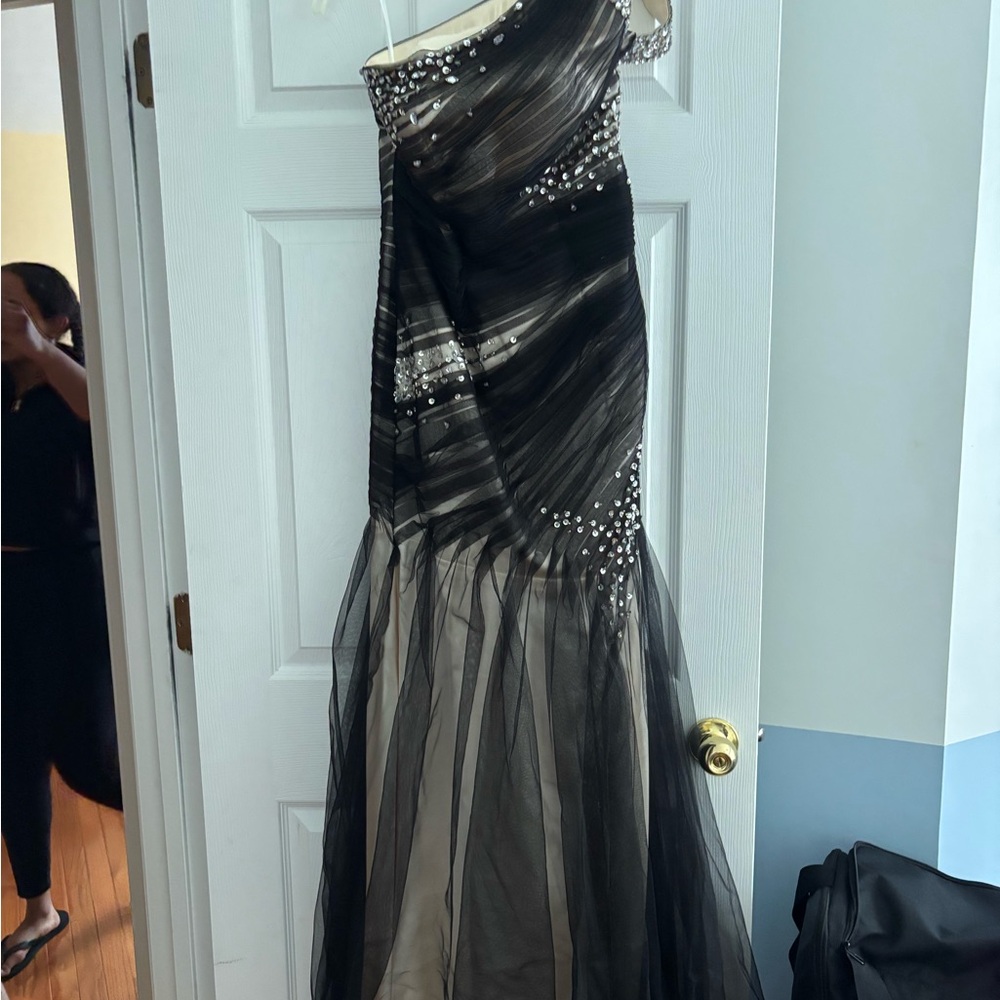Elegant Black One-Shoulder Gown